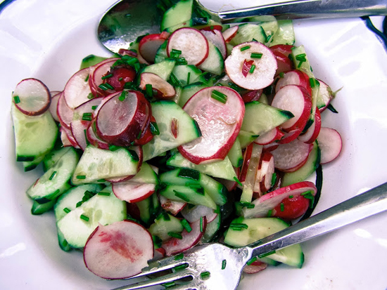 Cách làm salad củ cải dưa chuột giòn ngon cay cực chuẩn vị